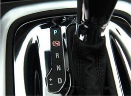 汽車等紅燈時嚴(yán)禁掛P檔！是嚴(yán)禁，要記住了